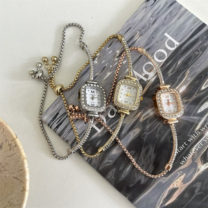 นาฬิกาควอตซ์อะคริลิกทรงสี่เหลี่ยมเล็กแบบใหม่ เป็นมิตรกับสิ่งแวดล้อม สำหรับเด็กผู้หญิง นาฬิกาข้อมือผู้หญิงดีไซน์หรูหราสำหรับสุภาพสตรี - Product Image 2