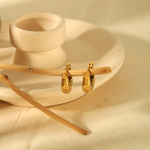 ต่างหู huggie ชุบทอง18K ไทเทเนียมเหล็กรูปทรงดอกไม้ออกแบบเรขาคณิตสำหรับผู้หญิงเครื่องประดับแฟชั่น TE6777 g - Product Image 4