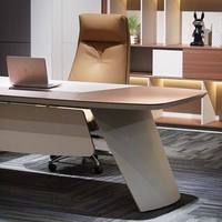 Mobilier de bureau de style italien : bureaux de direction haut de gamme et luxueux ; bureaux de PDG légers et opulents.