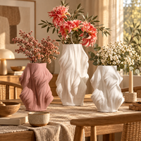 Vase en céramique avec un design sculptural organique pour fleurs et décoration intérieure
