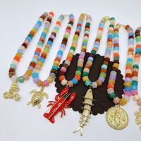 Collier d'été coloré en perles de résine avec breloques cœur, homard, poisson et tortue plaqué or