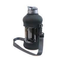 Vente directe d'usine Bouteille d'eau de 74oz avec manchon en néoprène Pichet de récipient d'eau portable sans Bpa avec poignée