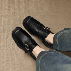 Chaussure simple à bout carré en cuir véritable imperméable, avec boucle, style rétro, couleur unie, semelle souple et design découpé profond - Product Image 4