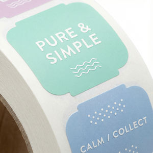 Rouleau d'autocollants en vinyle mat pastel imperméable personnalisé pour les flacons de soins de la peau minimalistes et l'emballage du café - Product Image 3