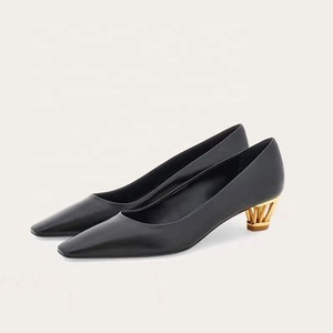 Zapatos de Tacón Bajo Grueso con Recortes Metálicos para Mujer, Estilo Oficina, Punta Cuadrada, Colores Sólidos, Diseños Personalizados - Product Image 1