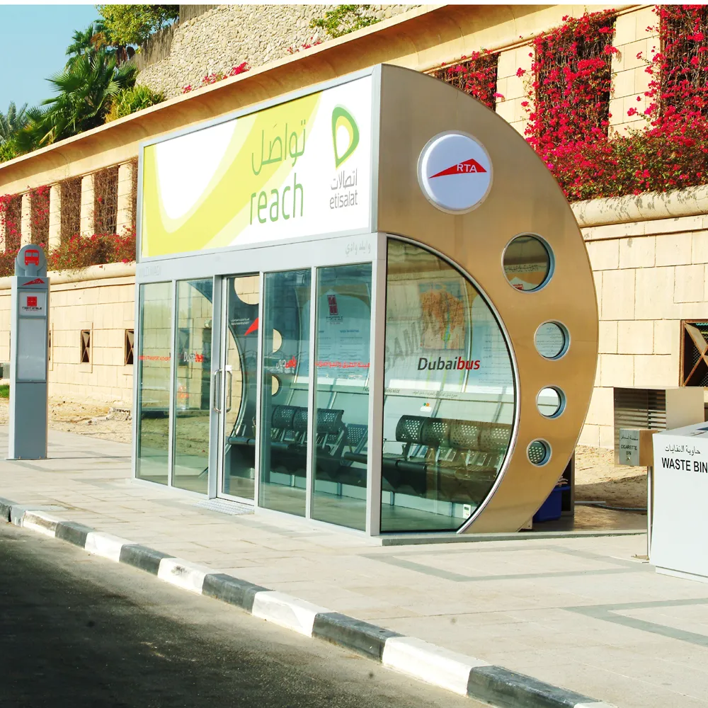 Dubais erste klimatisierte Bushaltestelle aus Edelstahlmaterial
