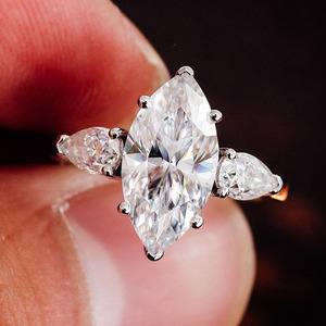 Bague en or 10k, 14k, 18k avec pierre principale en moissanite maya de 3 carats, fabriquée par l'usine de bijoux Mushan, bague pour femmes à trois pierres principales - Product Image 4