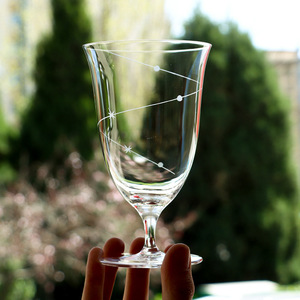 Verre à vin transparent en cristal gravé motif Traîne d'étoiles, forme cloche, à pied, pour fêtes - Product Image 2