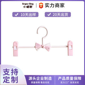 Clips de Plástico Personalizados para Pantalones de Niños, Perchas Ajustables para Organizar Ropa de Bebé, Tipo Gancho en Color Azul y Rosa - Product Image 5