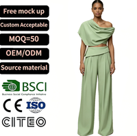 Ensemble pantalon et haut court drapé asymétrique vert sauge pour femme – Élégant ensemble de soirée avec pantalon plissé taille haute et jambes larges