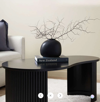 Table basse noire moderne avec base en forme de spirale