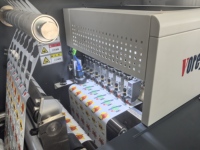 Machine de découpe numérique d'étiquettes Vorey A8 à 8 têtes de coupe, la plus rapide, avec laminage rouleau à rouleau, refendage et évacuation des déchets