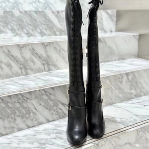 Botas de mujer negras con cordones, parte superior hueca y hebillas, de 10 cm, con tacón grueso y recortes, estilo botín largo, para desfile de moda - Product Image 5