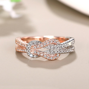 Anello con Nodo Bicolore e Zirconi per Donne, Elegante Gioiello da Dito alla Moda - Product Image 1