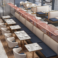 Sièges de stand en cuir blanc crème sur mesure chaises de restaurant modernes à pieds dorés de luxe et table à manger ronde en marbre