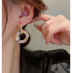 Boucles d'oreilles clous de mode haut de gamme de style européen et américain, polyvalentes, rétro, cercles colorés, accessoires d'oreille avec une touche de luxe léger, vente en gros - Product Image 6