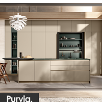 Meuble de cuisine moderne de luxe Purvia sur mesure avec comptoir en marbre vert foncé, bar flottant à charnières, mobilier haut de gamme pour la maison