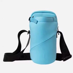 Bolsa de neopreno aislante para botellas de agua deportivas, con correa para el hombro y el pecho, ideal para camping y actividades al aire libre. Muestra gratuita. - Product Image 1