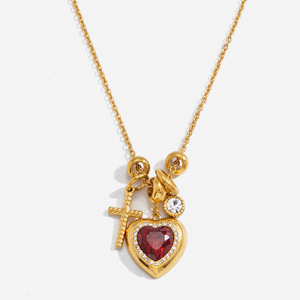 สร้อยคอจี้รูปหัวใจพร้อมกากบาทและหินสีแดงโทนสีทองสำหรับสวมใส่ทุกวัน - Product Image 1