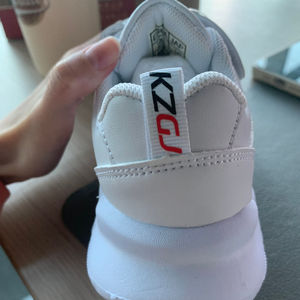 บริการพิมพ์ลายแบบรีดร้อนบนกล่องการ์ดติดรองเท้าแบบกำหนดเอง ราคาถูก MOQ ต่ำ โลโก้แบบเรียบง่ายตามสั่ง Kezhi - Product Image 1