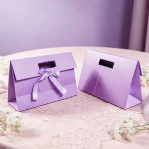 Bolsa de Papel Plegable Color Lavanda con Logotipo Personalizado, Lazo de Cinta, Asa Recortada y Tapa Abatible, Bolsa de Regalo para Ropa y Pequeños Obsequios - Product Image 4