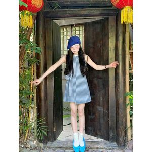 Vestido midi vintage azul a cuadros sin tirantes con hombros descubiertos, corte en A, cintura ajustada, transpirable, para uso diario, con dobladillo cruzado. - Product Image 3