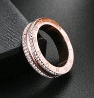 Bague en acier inoxydable plaqué or rose 18 carats avec chiffres romains et double rangée de zircone cubique cultivée en laboratoire pour femme