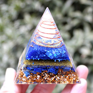 Pyramide en résine époxy cristalline, ornement de bureau artisanal, décoration intérieure, impression UV, gravure interne, lapis-lazuli bleu or - Product Image 2