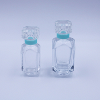 Vente en gros Bouteille de parfum vide de luxe de 30ml 50ml Design unique carré en verre avec pulvérisateur à pompe Emballage en boîte personnalisé transparent