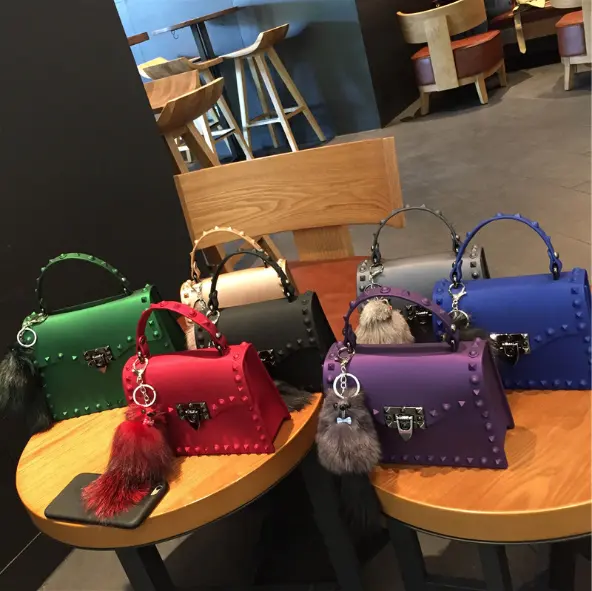 Yeni tasarım büyük kapasiteli perçin çanta toptan pvc jöle perçin bayanlar çanta düz renk moda kadın çanta