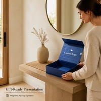 Kotak Hadiah Lipat Magnetik Biru Royal Custom Made dengan Cetakan di Tutup Bagian Dalam, Garis Kotak Putih dan Cetakan Panel Persegi untuk Hadiah Bermerek