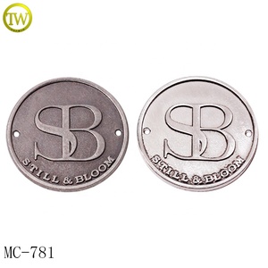 Tùy Chỉnh Hình Chữ Nhật Tên May Mặc Tấm Hợp Kim Kẽm Giày Khắc Logo Thẻ Mang Nhãn Hiệu Kim Loại May Nhãn Maker - Product Image 5