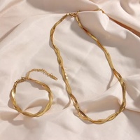 Ensemble de bijoux à chaîne serpent torsadée en acier inoxydable plaqué or 18 carats avec collier ras du cou et bracelet à chevrons