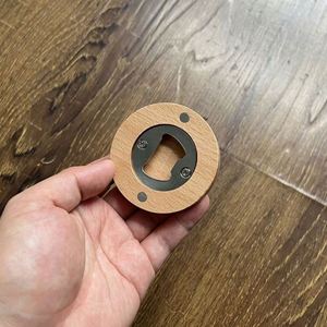 Abridor de Botellas Magnético Redondo de Madera de Haya con Grabado Personalizado de Logotipo para Recuerdo de Boda - Product Image 5