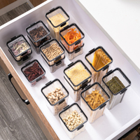 Organisateur de garde-manger de cuisine en plastique transparent hermétique avec couvercles pour la farine, le sucre et les céréales.