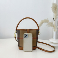 Großhandel Niedliche Karierte Bucket Bag aus PU-Leder mit Kurzem Griff und Langem Riemen in Khaki für Frauen, Alltag, Arbeit, Reisen und als Geschenk