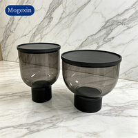 Table d'appoint moderne minimaliste en verre gris fumé, forme de gobelet créative, avec base noire pour salon et maison
