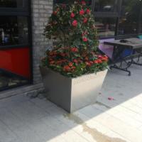 Bac à plantes carré commercial en acier inoxydable, grand pot de fleurs métallique robuste pour les entrées d'entreprises et les centres commerciaux