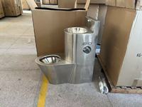Toilette moderne monobloc en acier inoxydable 304 avec lavabo Montage au sol Cuvette ronde à double chasse Drainage en S pour prisons