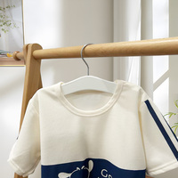 Vente chaude Usine Enfants Cintres En Bois Bébé Cintres pour Garçons et Filles Nouvellement Conçu avec Sac de Rangement pour Garde-Robe Utilisation