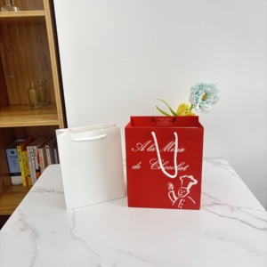 Sac cadeau en papier rouge de luxe avec poignée en coton et impression de chef pour l'emballage de chocolats, de bonbons et de confiseries, et une présentation élégante - Product Image 4