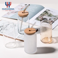 Tasse à soda 16oz 480ml en verre en forme de canette de bière avec logo personnalisé en stock avec couvercle en bambou et paille