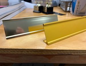 Placa de identificación personalizada con logotipo grabado, placa de identificación de metal cepillado, placa de identificación de perfil de extrusión de aluminio anodizado de alto brillo - Product Image 2