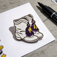 Broches personnalisées en émail métallique, design bottes de sorcière, avec paillettes violettes, pour cadeaux souvenirs
