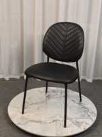 Chaise démontable noire rembourrée avec surpiqûres chevron et structure métallique pour projets d'importation de mobilier de villégiature