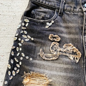 Shorts en jean streetwear pour homme, avec logo personnalisé en strass, bords bruts, effet usé et délavé à l'acide - Product Image 5