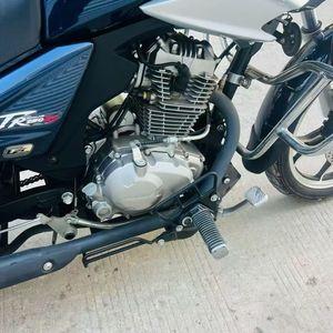 Moto rétro, élégante et puissante de 250 cm³ avec système ABS. Moteur puissant de 250 cm³ offrant des performances élevées et une conduite fluide. - Product Image 4