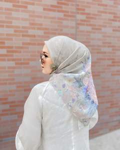 Satin bersinar dengan tepi kerang pita satin dengan potongan dicetak mikado satin kurung Punyaku dahlia hijab putih musim dingin - Product Image 5