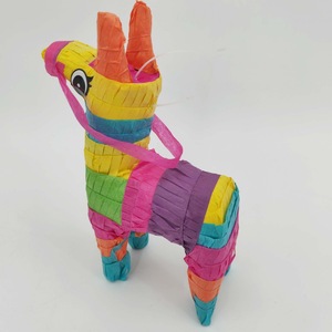 Piñata de pastel con brillantina, ideal para celebraciones sorpresa y decoración elegante de eventos. - Product Image 3