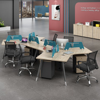 Postes de travail modernes et minimalistes en bois triangulaires personnalisables pour 6/8 personnes, bureau avec écran de séparation et ensemble de chaises d'ordinateur